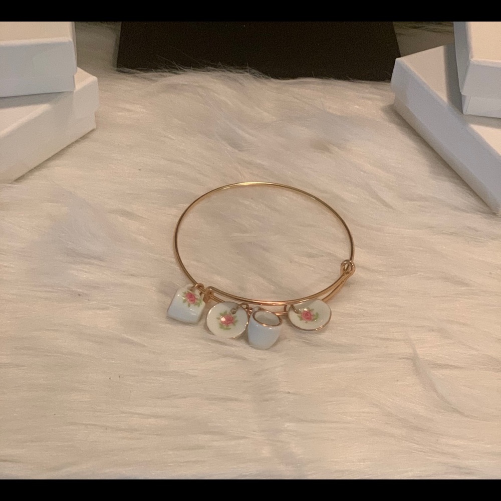 2/$10 Tea cup expandable bracelet 🌸